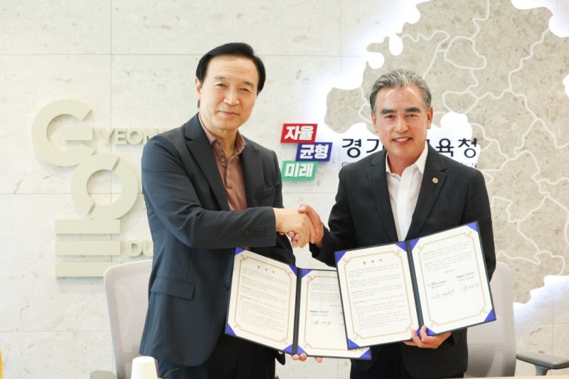 업무협약 체결 후 기념촬영을 하고있다.