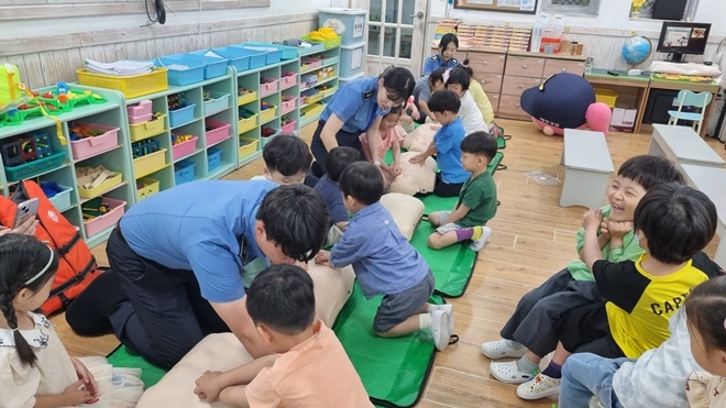 해양경찰이 어린이들에게 심폐소생술을 가르치고 있다.(사진제공=울산해경)