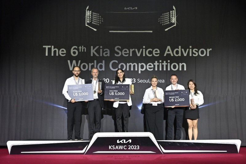 '제6회 세계 서비스 상담원 경진대회 ' 수상자들의 모습.(사진=기아)