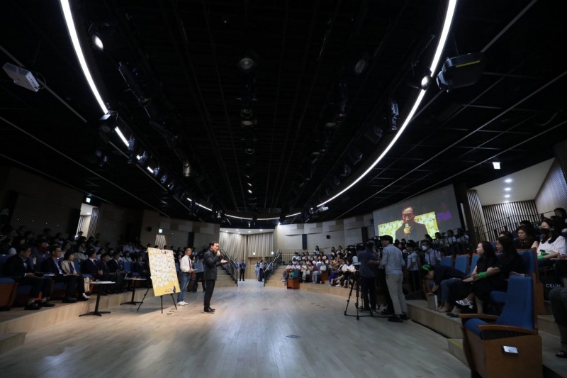 맘스브리지 행사에 참여한 학부모들과 소통의 시간을 가지고 있다.