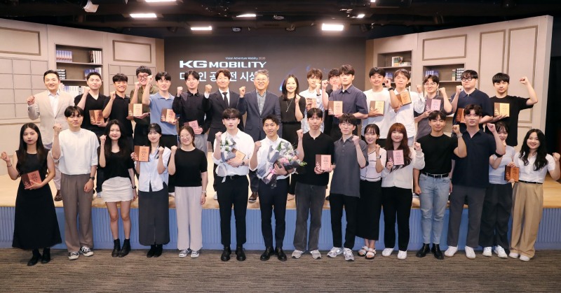 수상자들이 파이팅을 외치며 환하게 웃고 있는 모습.(사진=KG 모빌리티)