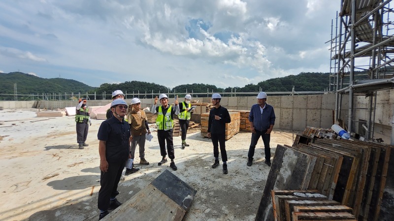 건설현장 안전관리에 ‘안전신호등’ 도입 시찰 모습. (사진=국토안전관리원)