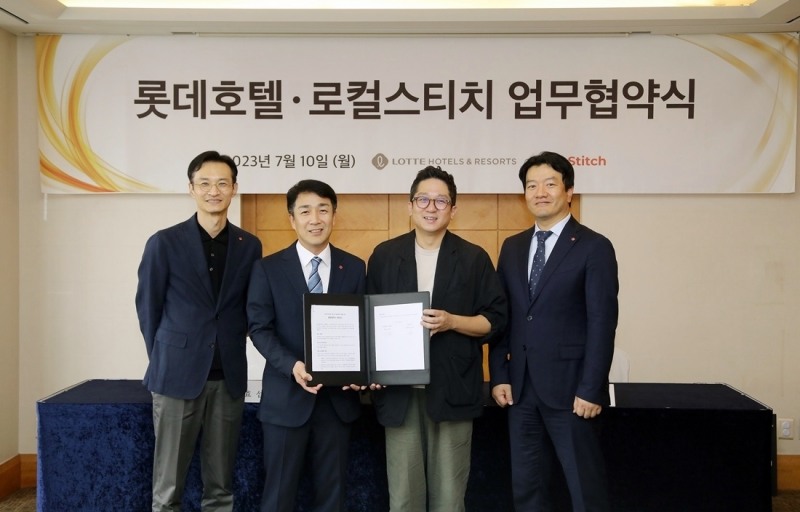 좌측부터 롯데벤처스 임태희 상무, 롯데호텔 이효섭 기획본부장, 로컬스티치 김수민 대표, 롯데호텔 윤민수 미래사업부문장이 업무협약 체결 후 기념 촬영을 하고 있다.(사진=호텔롯데)