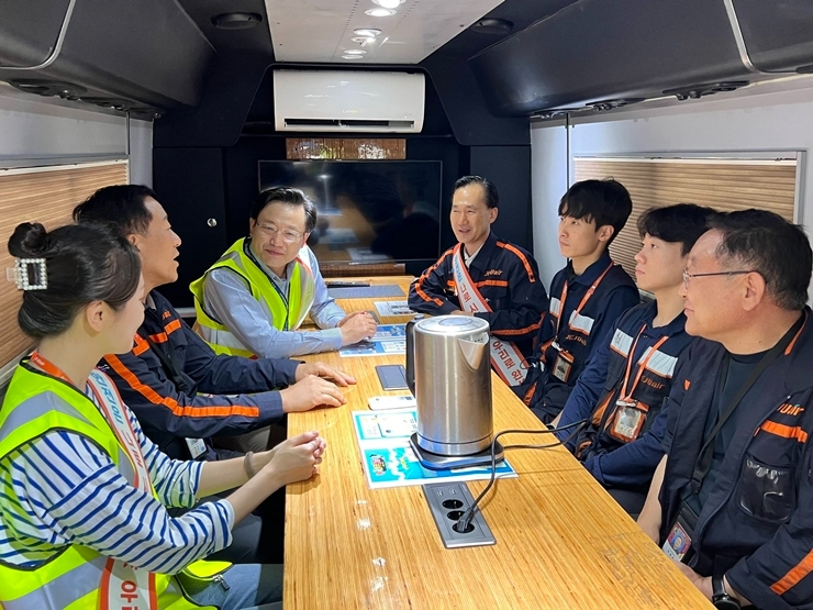 김이배 제주항공 대표이사(왼쪽 세번째)가 인천국제공항 이동식 휴게버스에서 정비 현장 근로자들과 이야기를 나누고 있다.(사진=제주항공)