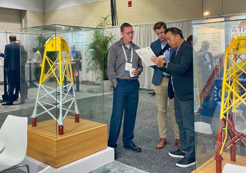 관람객들이 ‘US Offshore Wind 2023’ SK오션플랜트 부스를 둘러보는 모습.(사진=SK오션플랜트)