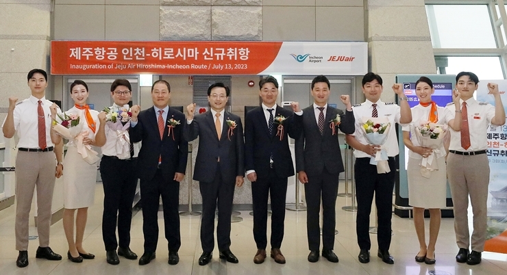 김이배 대표이사(왼쪽 다섯번째) 등 관계자들이 신규 취항편 승무원들과 기념촬영을 하고 있다.(사진=제주항공)