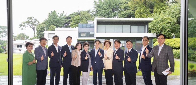 오찬 간담회 참석인사들이 기념촬영을 하고있다.