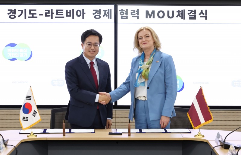 김동연 경기도지사와 일제 안드릭소네 라트비아 경제부장관이 MOU 체결식후 악수를 하고있다.