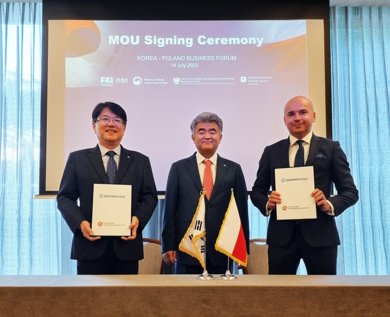 대우건설 정원주 회장(가운데), 대우건설 해외사업단장 한승 상무(왼쪽), 폴란드건설협회 프제미즈와 야니제브스키(Przemyslaw Janiszewski) 감독위원회 위원(오른쪽).(사진=대우건설)