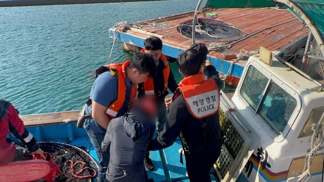 해양종사자(선원) 마약사범 관련, 현장에서 체포하는 모습.(제공=남해해경청)