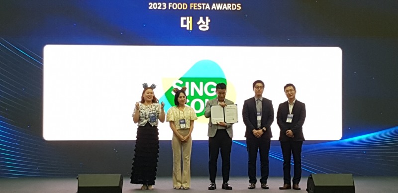 2023 푸드페스타 어워즈 대상 수상식,가운데 신송식품 최병용 그룹장, 맨오른쪽 삼성웰스토리 이강권 부사. (사진=신송식품)