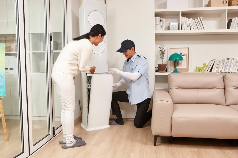 한샘홈케어 전문가가 고객에게 에어컨 청소에 대해 안내하고 있는 모습.(사진=한샘)