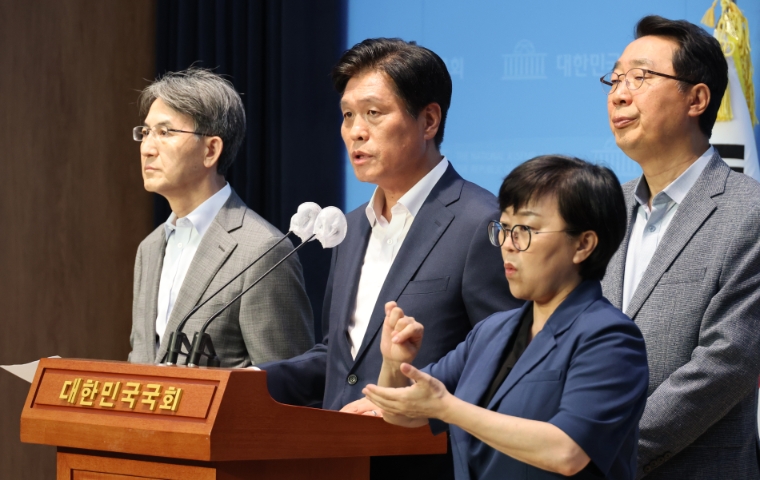 사진=연합뉴스 (더불어민주당 국회 과방위 의원들이 12일 국회에서 과방위 파행에 대한 국민의힘 사과 촉구 기자 회견을 하고 있다. 왼쪽부터 정필모, 조승래, 윤영찬 의원. 2023.7.12)