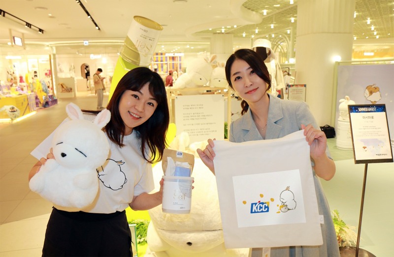 팝업스토어에서 마시마로 콜라보 에코백과 꽃씨를 담은 KCC숲으로 셀프 페인트통 패키지를 소개하고 있다.(사진=KCC)