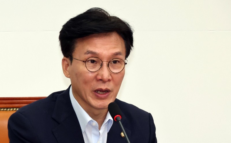 더불어민주당 김민석 정책위의장이 23일 국회에서 기자간담회를 하고 있다. 사진=연합뉴스