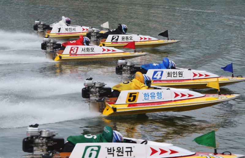 미사리경정장에서 선수들이 플라잉스타트로 경주를 시작하고 있다. (사진=국민체육진흥공단)