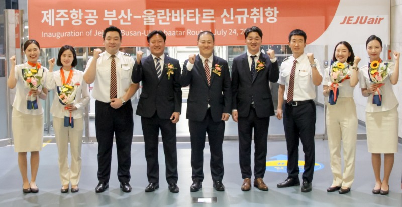 24일 김해국제공항에서 진행된 제주항공 부산~울란바토르 노선 신규취항식에 참석한 정재필 제주항공 커머셜본부장(사진 가운데) 등 관계자들이 신규 취항편 승무원들과 기념촬영을 하고 있다.(사진=제주항공)