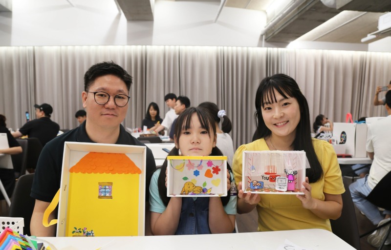 DL그룹의 한 직원 가족이 디뮤지엄이 마련한 ‘우리 가족이 꿈꾸는 집 만들기’ 체험 프로그램에 참여하고 있다.(사진=DL그룹)