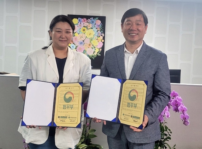 송연희 대표와 정상구 공단 경기북부지부장이 업무협약서를 내보이며 기념촬영.(사진제공=한국법무보호복지공단 경기북부지부)