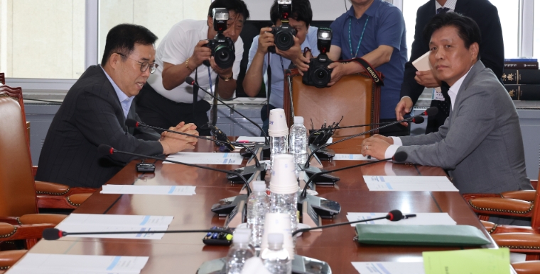사진=연합뉴스 (국회 과방위 안건조정위원회에서 여야 간사인 박성중 의원과 조승래 의원(오른쪽)이 대화하고 있다. 우주항공청 설치 법안을 심의하는 안건조정위원장 선출을 논의했지만 결론을 내지 못했다. 2023.7.31)