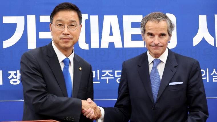 사진=연합뉴스 (위성곤 더불어민주당 의원과 라파엘 그로시 국제원자력기구( IAEA) 사무총장이 여의도 국회에서 면담에 앞서 악수하고 있다. 2023.7.9)