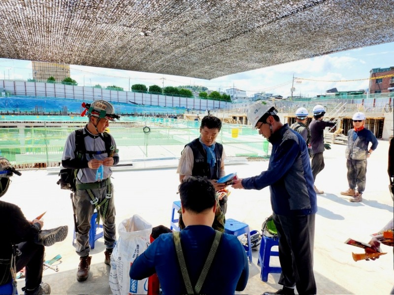 GS건설 우무현 최고안전책임자(CSO)가 지난 8일 장위자이 레디언트 현장에 방문해 근로자들에게 직접 빙과류를 제공하고 있다.(사진=GS건설)