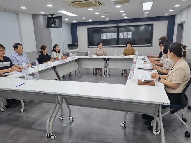 9일 스마트회의실에서 동래교육지원청과 용역계약을 체결한 업체들과 청렴소통 간담회를 갖고 있다.(제공=부산교육청)