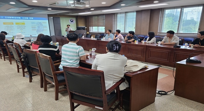 교사들이 법무부의 소년범죄예방을 위한 교육현장인 서울소년분류심사원을 방문해 설명을 듣고 있다. (사진제공=수원청소년꿈키움센터)
