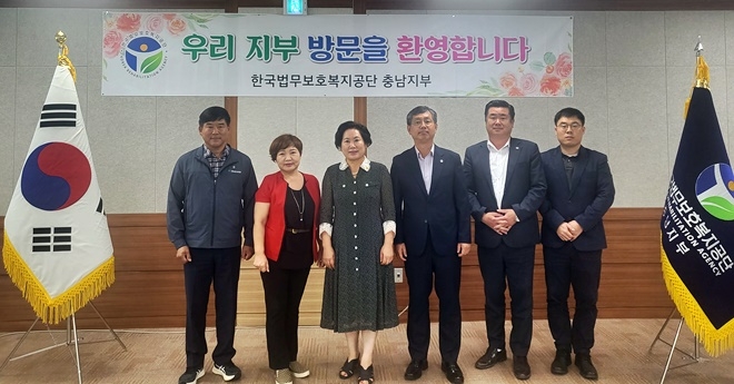 충남도의회와 법무보호사업 협력간담회 기념촬영. 사진왼쪽 세번째 김옥수 행정문화위원회위원장.(사진제공=한국법무보호복지공단충남지부)
