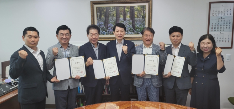 김민철 의원은 의정부 지역구 사무실에서 14일 4개분야 특별보좌관을 임명했다. 왼쪽 두번째부터 권재형 조직기획, 윤영식 정책, 김민철 국회의원(가운데), 안지찬 대외협력, 김원기 문화예술 등 4명의 특별보좌관들에게 임명장을 수여하고 기념 촬영하고 있다.(사진=김민철 의원실)