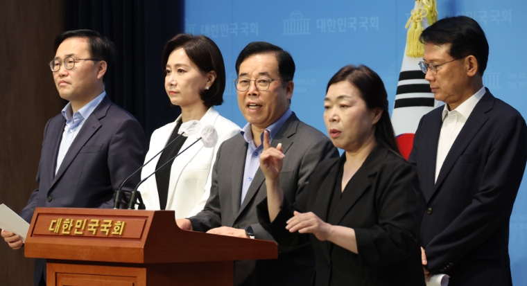 박성중 간사를 비롯한 국민의힘 소속 과학기술정보방송통신위원회 위원들이 지난달 20일 국회 소통관에서 과학기술정보방송통신위원회 운영에 관한 기자회견을 하고 있다.(사진=연합뉴스)