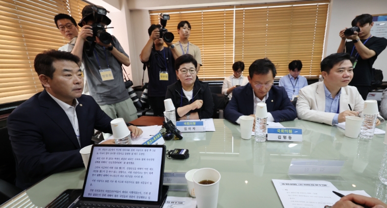 기계 끼임 사고로 근로자 사망 사건이 발생된 경기도 성남시 중원구 샤니 제빵 공장에서 지난 16일 국회 환경노동위원회 박정 위원장(왼쪽)이 발언하고 있다. (사진=연합뉴스 )