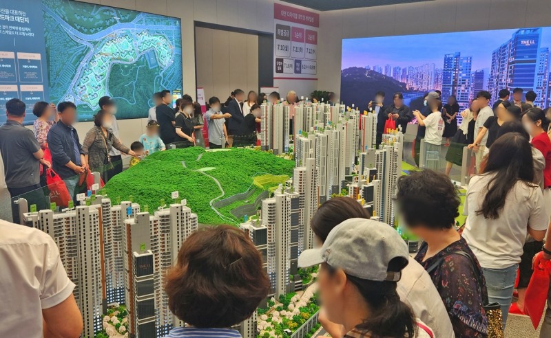 고객들이 ’대연 디아이엘’ 견본주택을 둘러보고 있다.(사진=롯데건설)