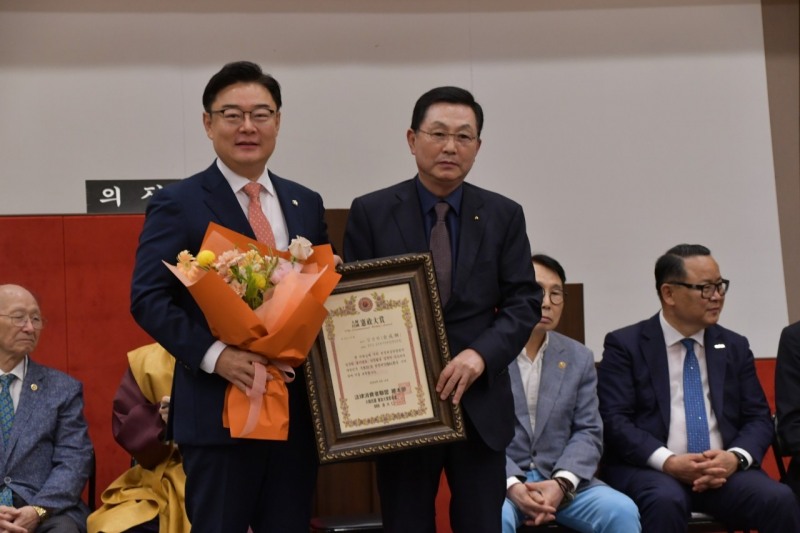우종순 국정감사NGO모니터단 공동단장이 지난 16일 국회 헌정기념관 대강당에서 열린 국회의정활동 종합평가회 및 대한민국 헌정대상 시상식에서 김성원 국민의힘 의원에게 헌정대상을 시상하고 있는 모습. (사진=김성원 의원실)