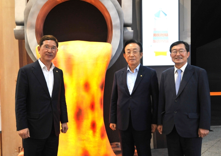 지난달 25일 김관용 민주평화통일자문회의 수석부의장과 국민의힘 김학용 국회의원(왼쪽) 등이 전쟁 기념관을 방문해 기념 촬영하고 있다. (사진=연합뉴스)