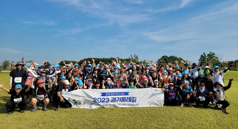 매향리 둘레길 걷기 행사 참석인사들이 기념촬영을 하고있다.