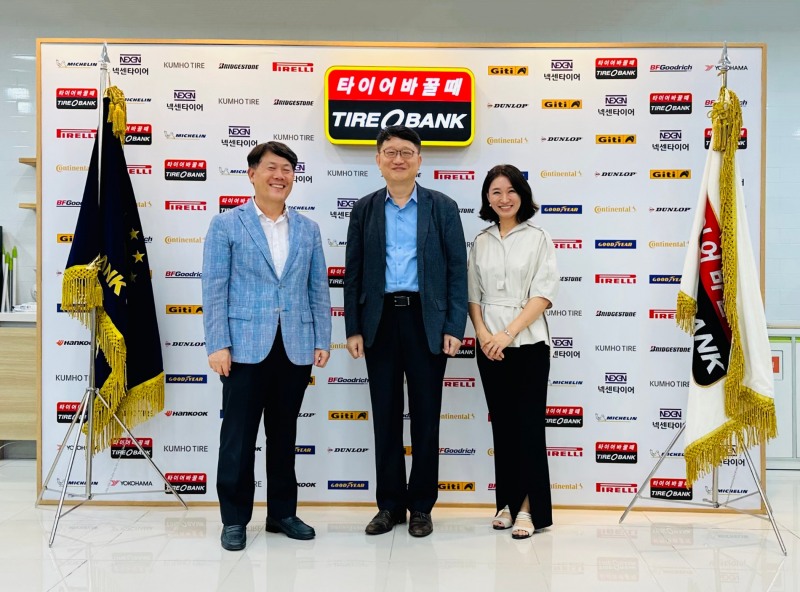 강의 후 타이어뱅크(주) 김정규 회장(좌측), 서정대학교 최남수 교수(가운데), 환경단체 그린디 박주영 이사(우측)가 기념 촬영을 하고 있다.(사진=타이어뱅크)
