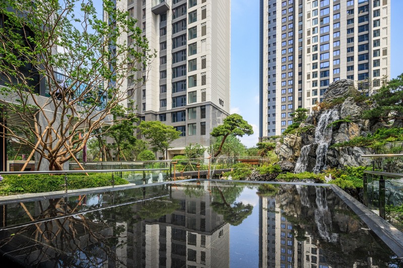 ‘롯데캐슬 리버파크 시그니처’에 조성된 수경시설.(사진=롯데건설)