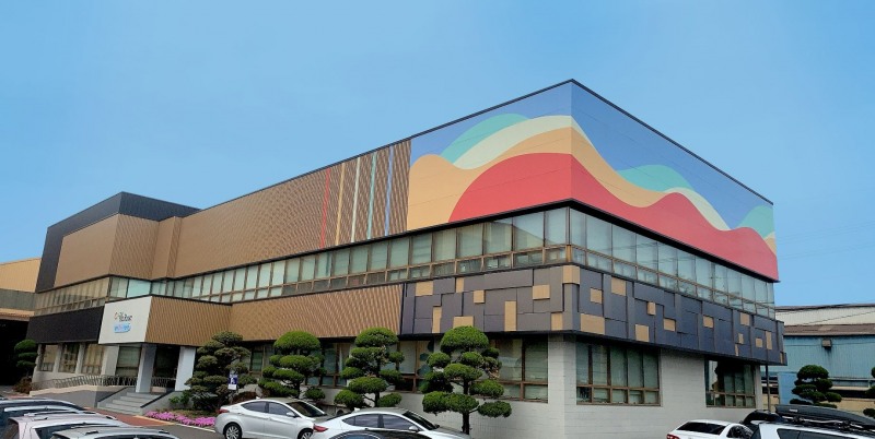 포스코스틸리온 포항 컬러공장 사무동에 적용된 포스아트 강판 시공 사례.(사진=포스코)