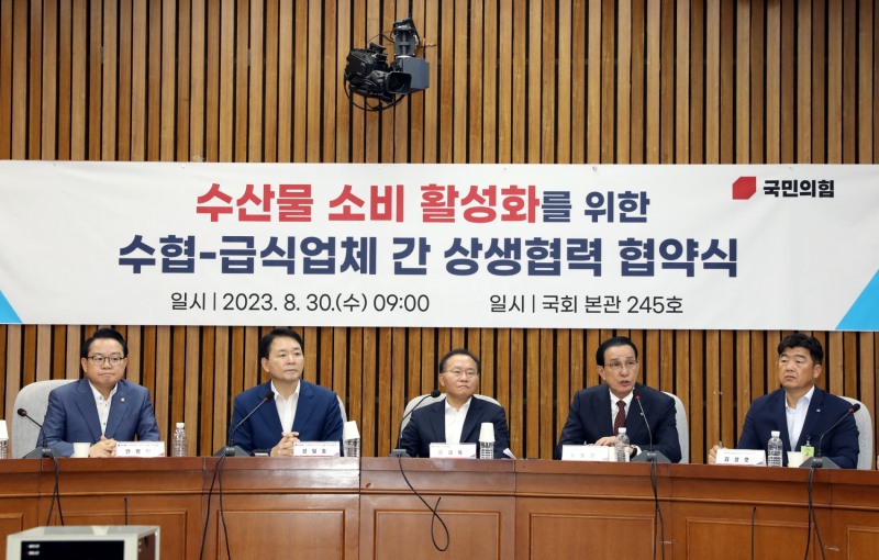 노동진 수협중앙회장(사진 오른쪽에서 두번째)은 30일 국회에서 국내 급식기업들과 협약식을 진행하고 우리 수산물의 안전성을 강조하며 소비 활성화를 호소하고있다. (사진=수협중앙회)