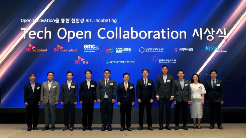 박경일 SK에코플랜트 사장(왼쪽 여섯번째), 전우종 SK증권 대표(오른쪽 첫번째), 이장훈 창업진흥원 본부장(왼쪽 세번째), 이문락 경북창조경제혁신센터 센터장(왼쪽 네번째), 이승철 SK오션플랜트 대표(오른쪽 세번째), 권지훈 환경시설관리㈜ 대표(왼쪽 두번째)를 비롯한 행사 참석자 및 공모전 수상자들이 기념촬영을 하는 모습.(사진=SK에코플랜트)