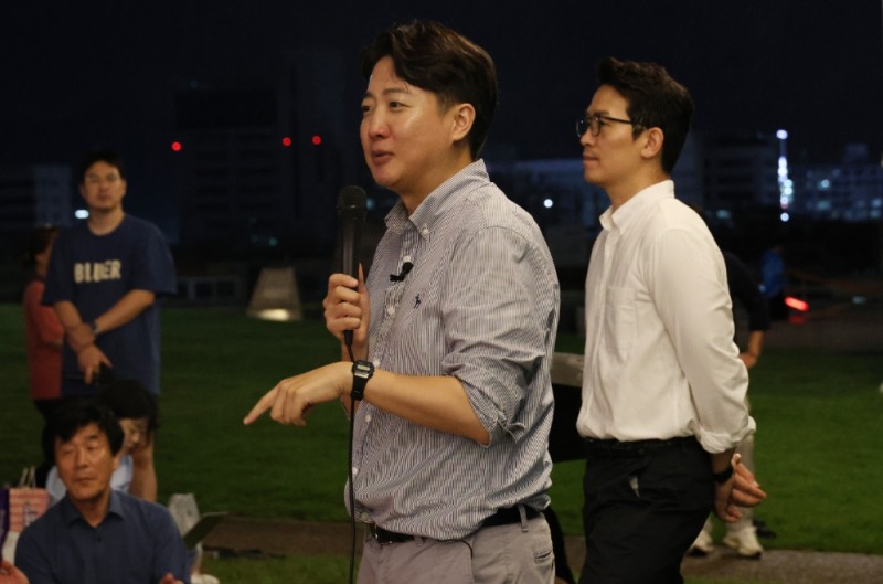 국민의힘 이준석 전 대표와 측근 '천하용인' 중 한명인 이기인 경기도의원이 2일 오후 대구치맥페스티벌이 열리고 있는 달서구 두류공원 야외음악당에서 지지자 등 시민들과 만나 대화하고 있다. 사진=국민의힘