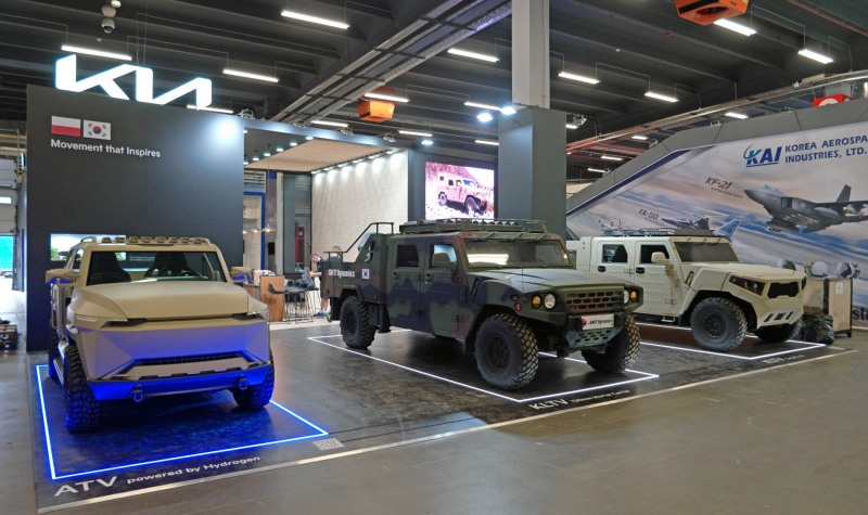 ‘MSPO 2023’ 기아관에 전시된 (왼쪽부터) 수소 ATV 콘셉트카, 소형전술차량 박격포 탑재차, 소형전술차량 4인승 카고 트럭.(사진=기아)