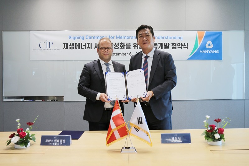 한양-CIP 재생에너지 공동개발 협약식에서 CIP토마스 위베 폴센 총괄(왼쪽)과 한양 김형일 대표(오른쪽).(사진=한양)