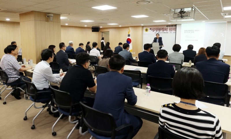 아침 경제특강을 진행하고 있다.