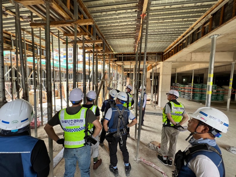 국민평가감시단이 건설공사 현장에서 안전관리 실태를 점검중인 모습.(사진= 국토안전관리원)