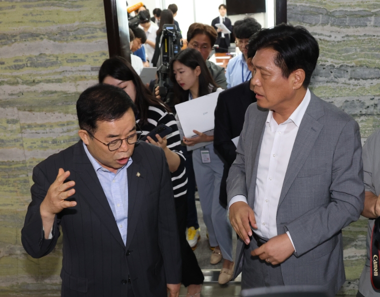 지난 7월 31일 국회 과방위 여야 간사인 박성중 의원(왼쪽)과 조승래 의원이 안건조정위원회를 마친 후 대화하고 있다. (사진=연합뉴스)