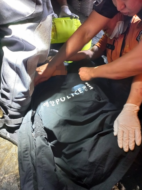 요구자를 구조후 체온을 유지 시켜주고 있다.(사진제공=울산해양경찰서)