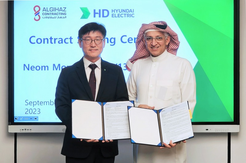 계약식에서 HD현대일렉트릭 김도균 전력영업부문장(왼쪽)과 알 지하즈의 사미 알 앙가리(Sami Al Angari) 부회장(오른쪽).(사진=HD현대)