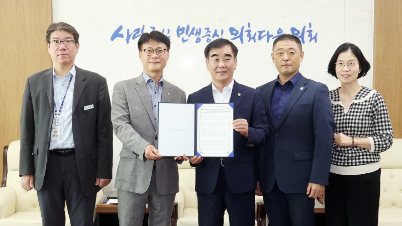 (사)경기청년기업협회 임원진 정담회 참석인사들과 기념촬영을 하고있다.